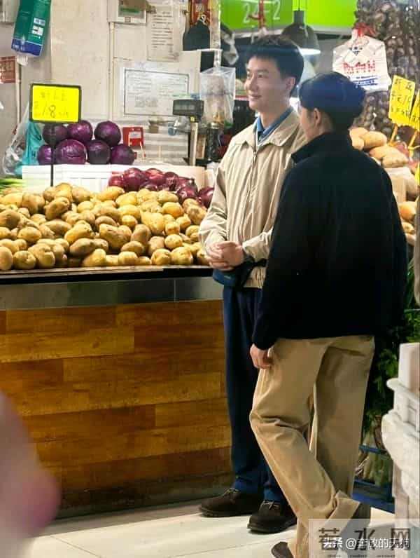 40岁黄轩现身北京一家菜市场买菜,他的打扮土气朴素,苍老了不少