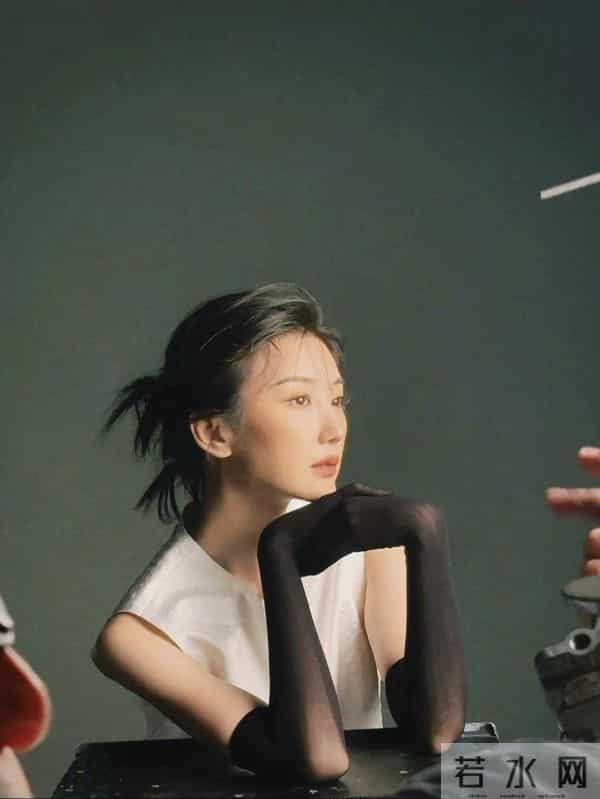 毛晓彤戴黑丝手套，又纯又欲，太丝滑