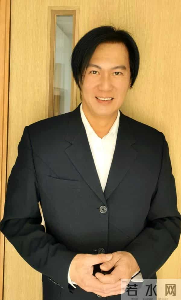 一路走好!香港资深艺人设灵遗孀哭成泪人,刚做完心脏支架手术