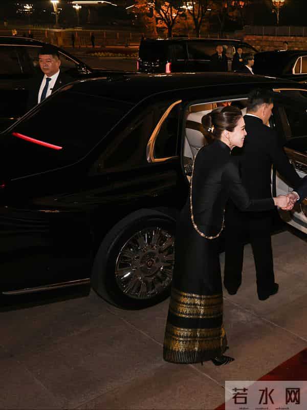 苏提达晚宴造型好美，黑金配色礼服雍容华贵，遗憾未佩戴王冠