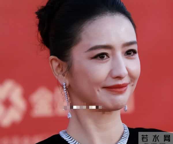 这一夜，金鸡奖成"照妖镜"姚晨脸肿，蒋勤勤歪嘴，佟丽娅褶子多