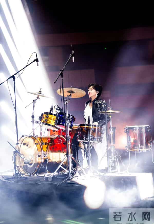 72岁赵雅芝又是架子鼓又是扫腿舞,这状态活力也太好了吧!