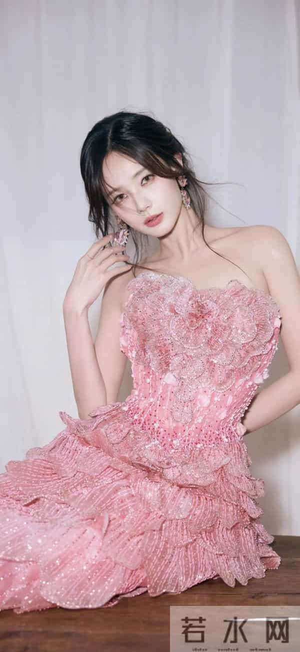 李一桐｜粉裙鱼鳞裙封神！新剧路透美翻+怼脸生图扛打