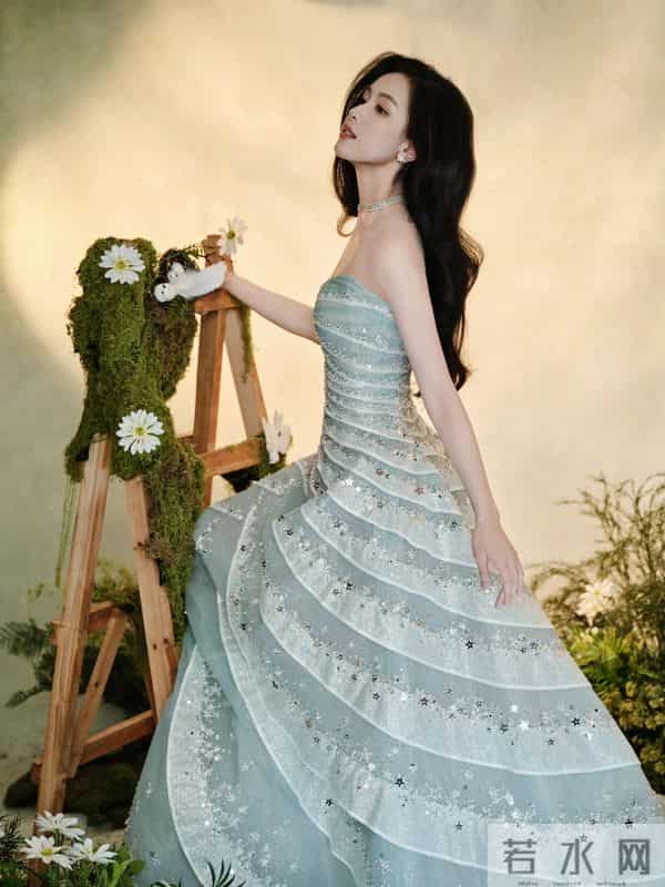 陈都灵性感抹胸裙写真，这也太美了