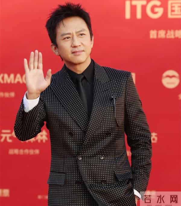 颜丹晨成电影红毯女王,红色泡泡裙惊艳全场,宋佳封后印小天蹭流