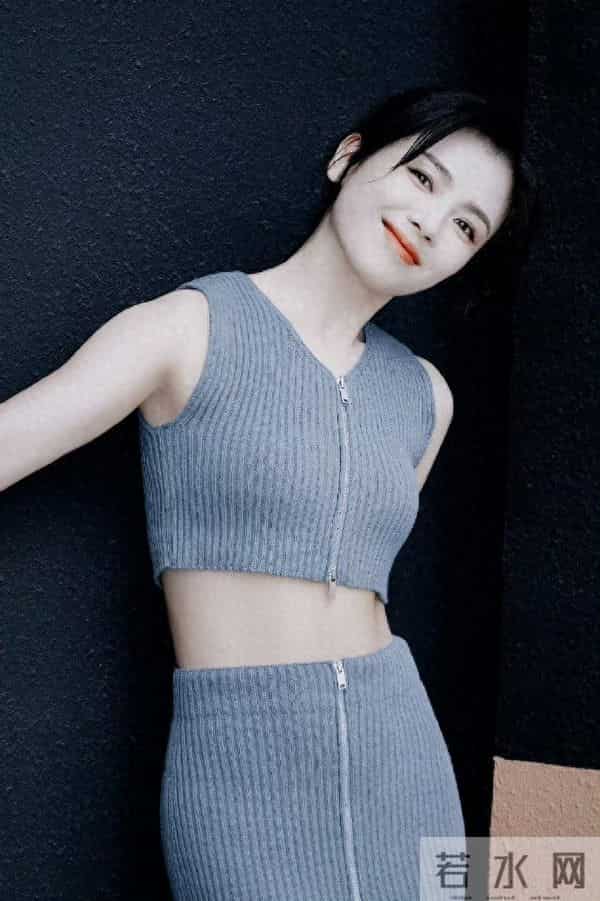 刘涛灰裙一穿露的腰又白又嫩,笑里的劲儿跟气质搭在一起,特有味