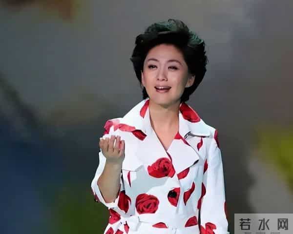 被央视“除名”后，51岁的海霞亮出新身份，老公是名声响亮的他