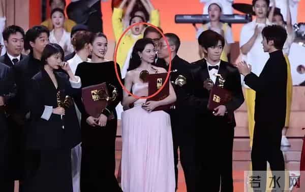 看到钟楚曦打败老戏骨，拿下金鸡奖最佳女配，才懂郭靖宇说的没错