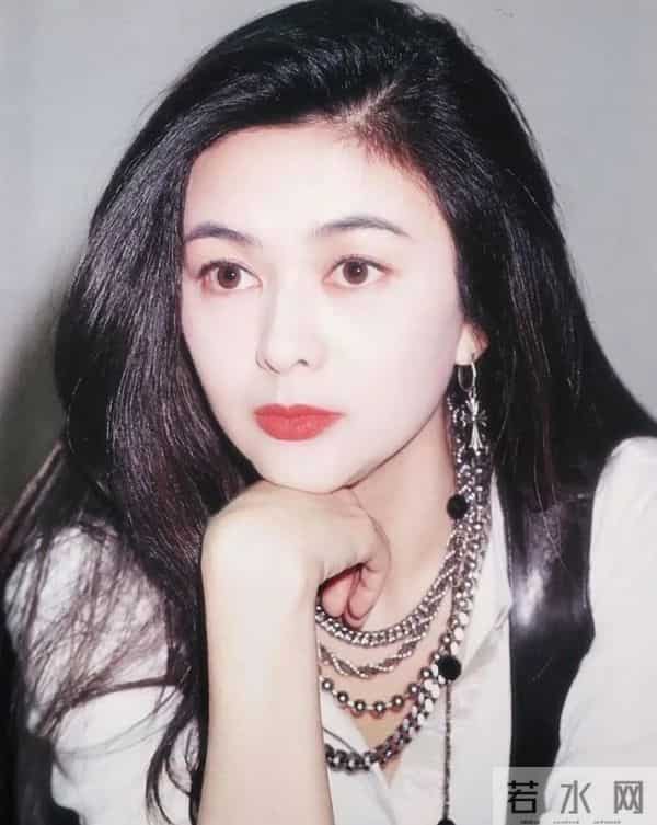 娱乐圈满族美女图鉴：每一位都貌美如花，谁最令你意想不到？