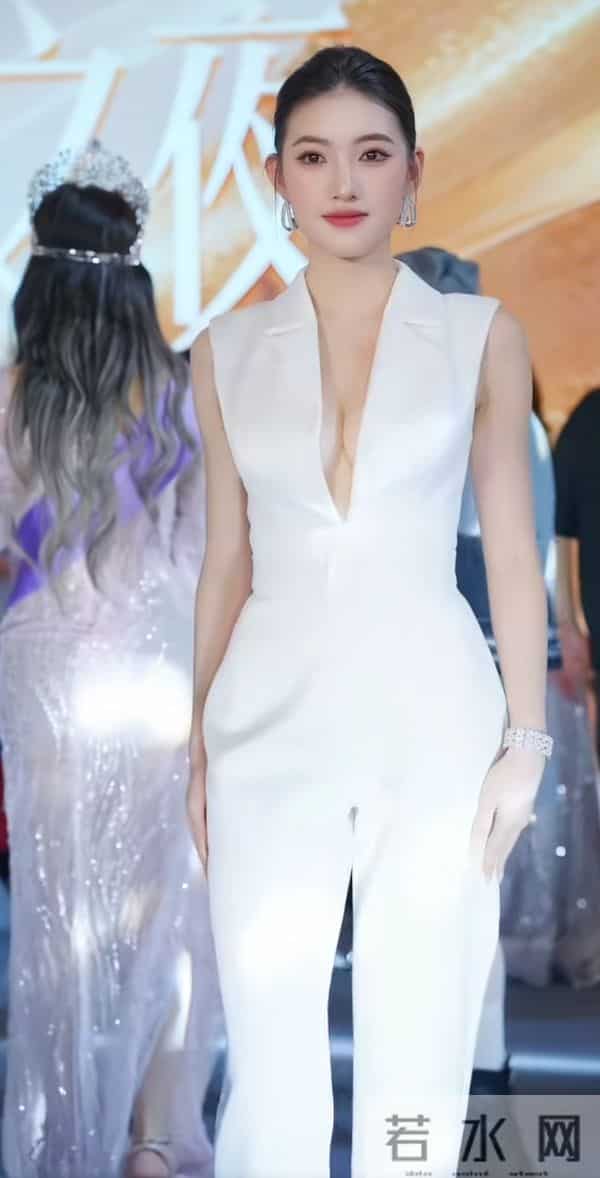 这个身材除了胸，就是腿，简直不要太好了