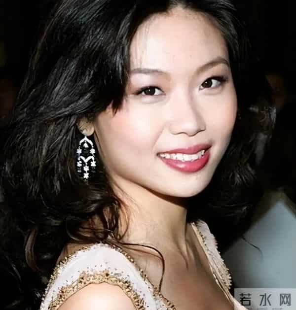 遗孀泪洒甄志强追思会,众星送花牌悼念,生前更多内情被曝惹唏嘘