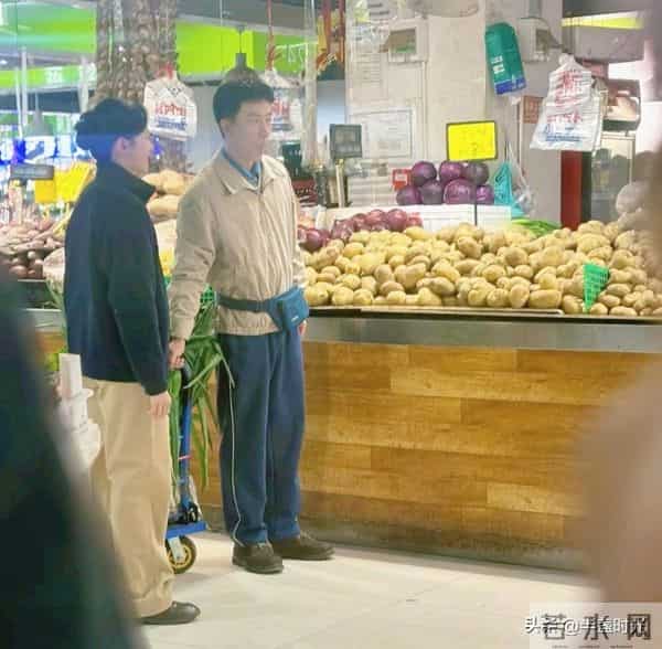 40岁黄轩在北京菜市场买菜，他打扮朴素，腰间扎着包包，好普通
