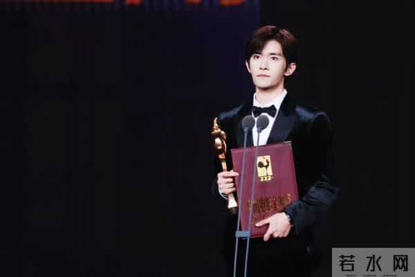 颜丹晨成电影红毯女王,红色泡泡裙惊艳全场,宋佳封后印小天蹭流