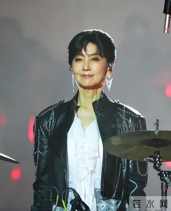 72岁赵雅芝太拼!穿高开叉裙跳“擦边”舞,累到大喘气还敲架子鼓