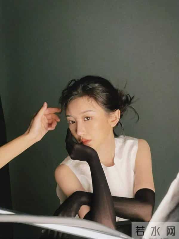 毛晓彤戴黑丝手套，又纯又欲，太丝滑