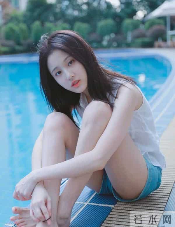 张静雯水边光脚蜷坐,肤白腿嫩,清甜劲儿好勾人