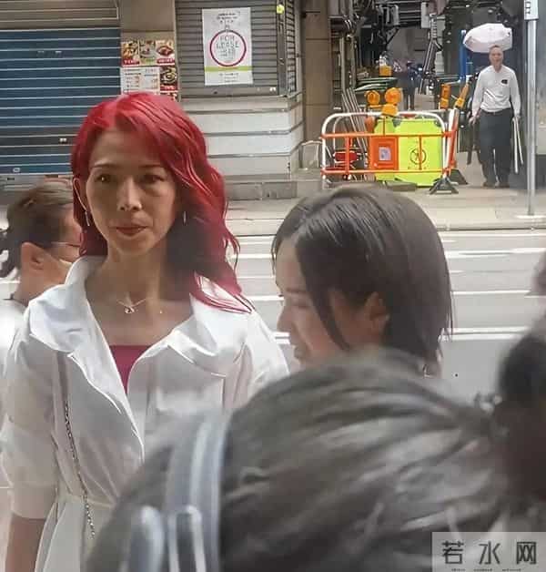 香港街头偶遇52岁蔡少芬，本人很瘦不年轻，染一头红发老气横秋