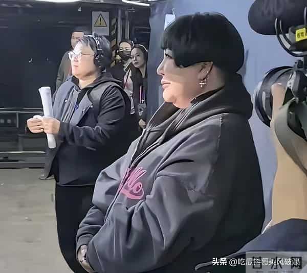 郭德纲王惠出行,司机停车停路中央,工作人员竟伸手拦过路自行车