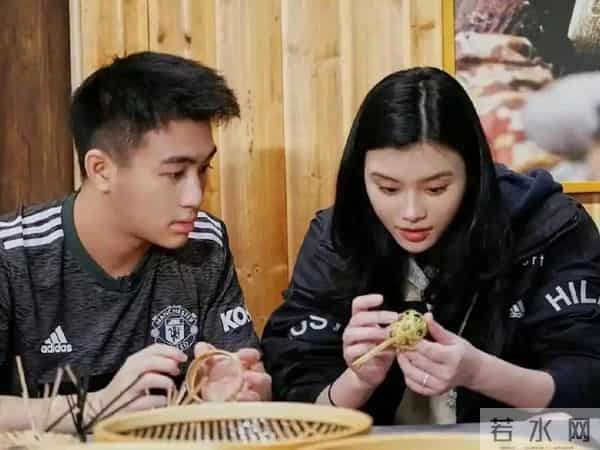 奚梦瑶晒女儿，女儿背香奈儿像洋娃娃，奚梦瑶才是绝处逢生的强者