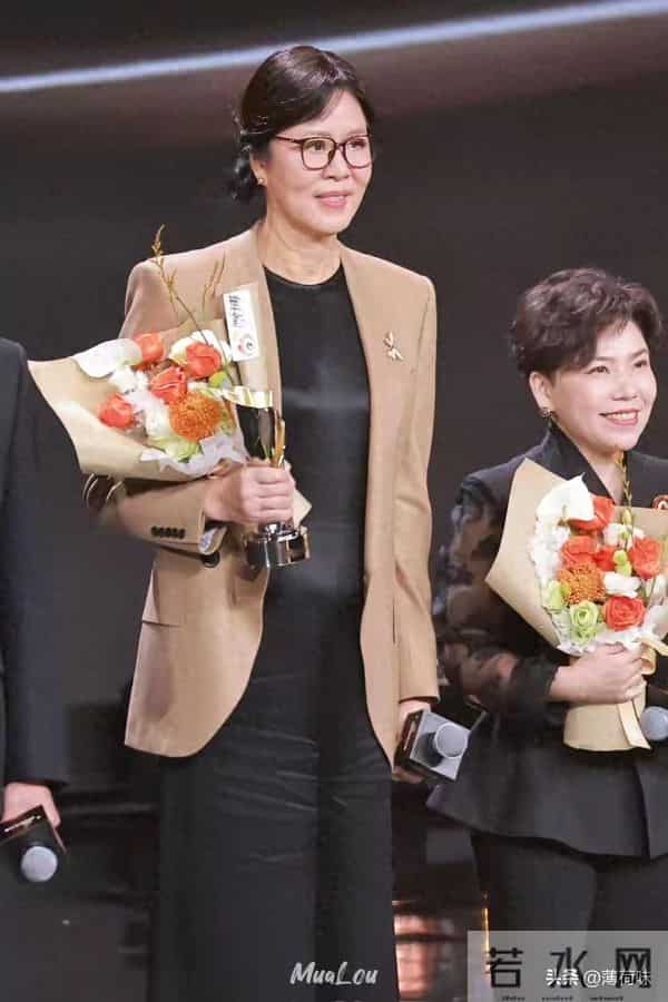 65岁郎平与52岁邓亚萍同框,一个医美后回春,一个美的原生态