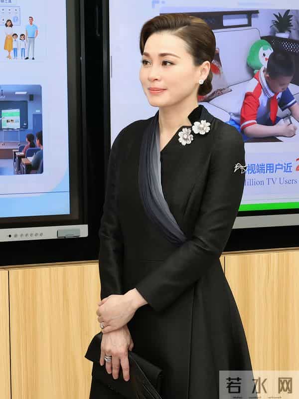 苏提达的审美高级,一袭黑色礼服又瘦又美,中泰混血颜值就是高