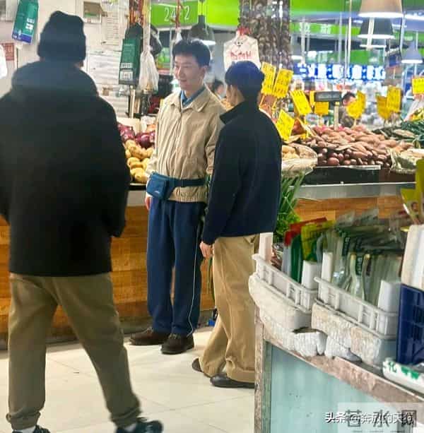 40岁黄轩现身北京一家菜市场买菜,他的打扮土气朴素,苍老了不少