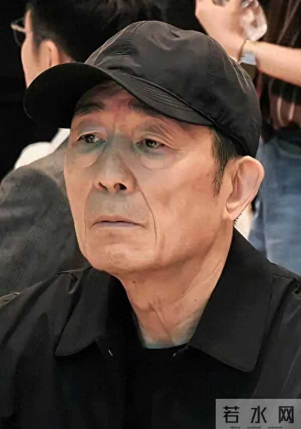 75岁张艺谋真老了，独自坐晚宴上，整个人干瘦，眼神里没有光彩了