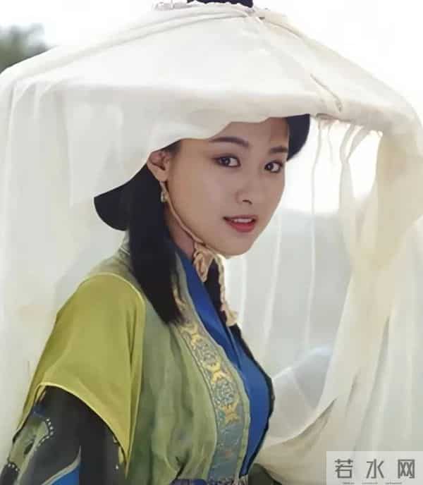 娱乐圈满族美女图鉴：每一位都貌美如花，谁最令你意想不到？