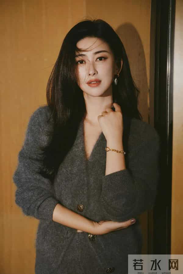 朱珠女人味十足