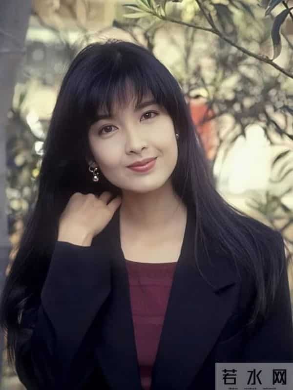 周慧敏被粉丝劝退休，唱歌气不足皮肤松弛，老到难认出