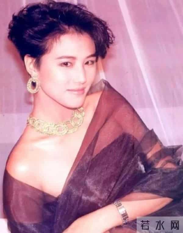 娱乐圈满族美女图鉴：每一位都貌美如花，谁最令你意想不到？