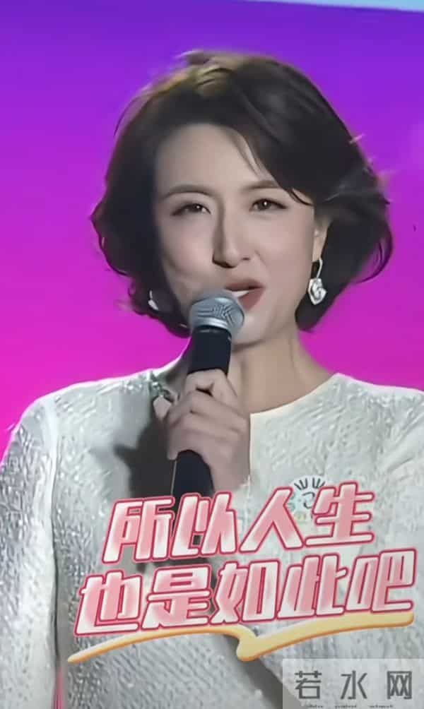 张蕾谈人生感悟，亮裙短发气质优雅美得好高级