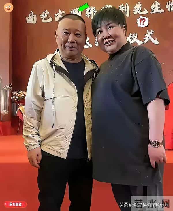 郭德纲王惠出行,司机停车停路中央,工作人员竟伸手拦过路自行车