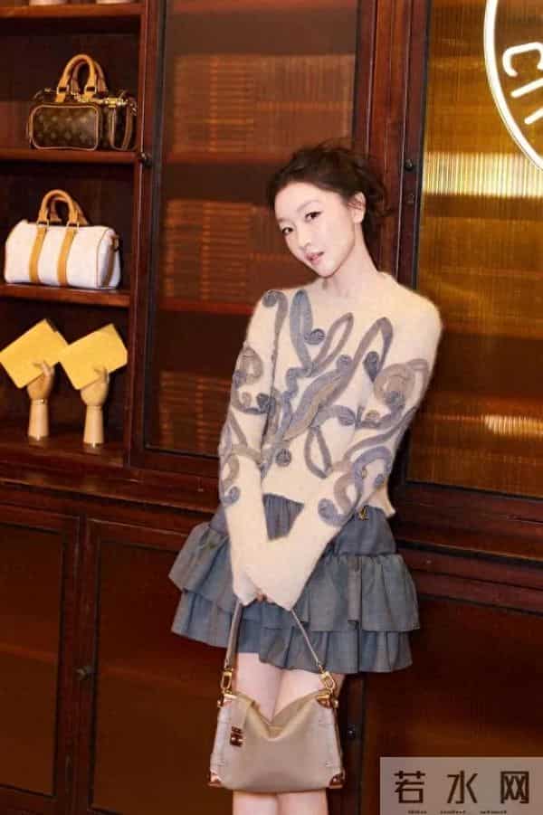 周冬雨增肥风格大变!穿卡其色毛衣灰色百褶短裙,时髦减龄高级!