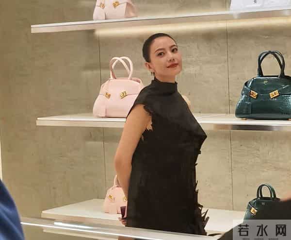 可惜了！高圆圆成都生图能打，却被拖沓黑裙封印好气质