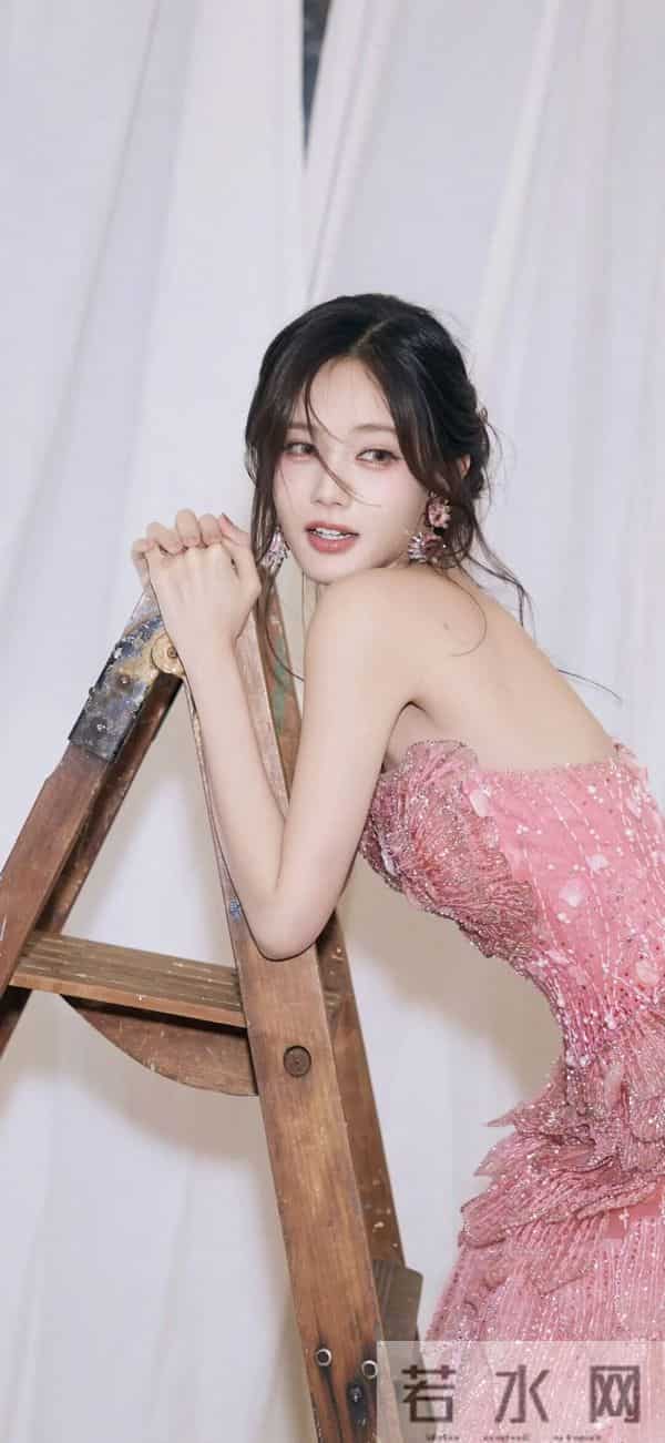 李一桐｜粉裙鱼鳞裙封神！新剧路透美翻+怼脸生图扛打