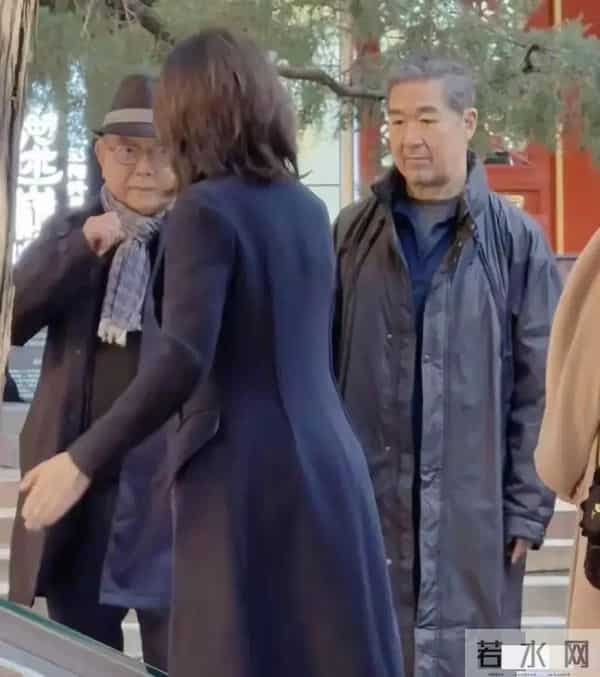 70岁张国立和76岁王刚在北京被偶遇，俩人老了好多，同框好温馨啊