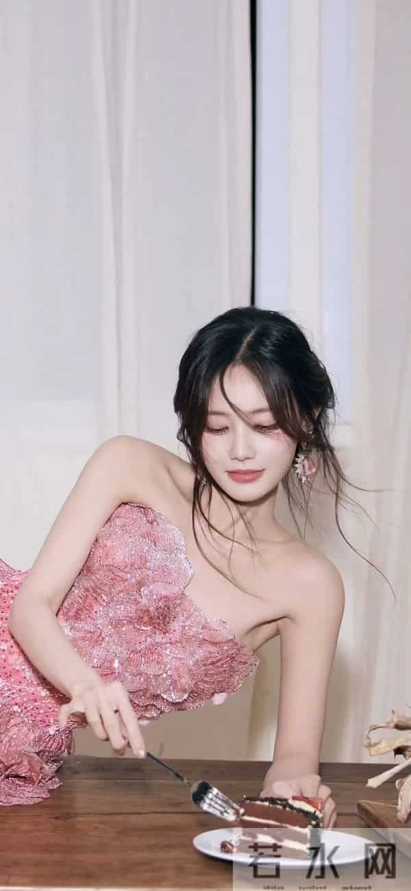 李一桐｜粉裙鱼鳞裙封神！新剧路透美翻+怼脸生图扛打