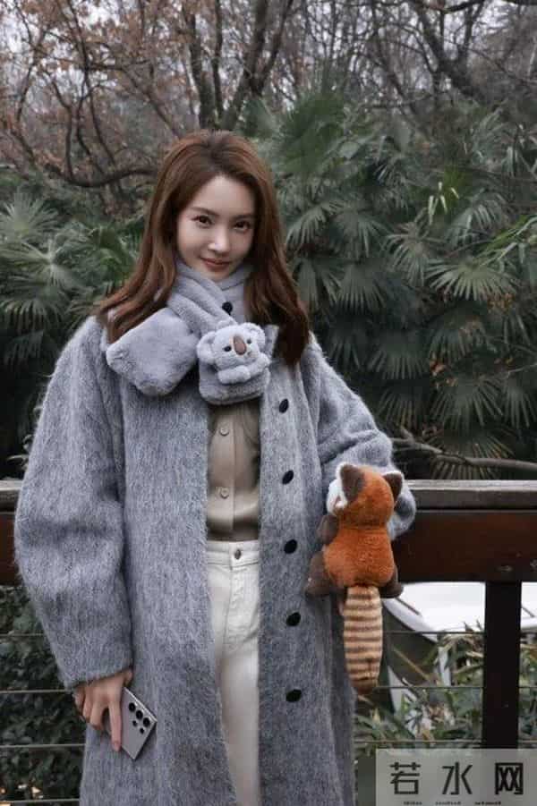 金晨又带火了秋冬新穿搭:羽绒服+牛仔裤+羊毛卷发型,高级又洋气