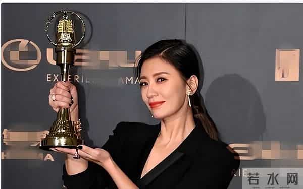 出道干爹护航,拔亲爹氧气管,45岁拿影后,她的黑历史都忘了吗?