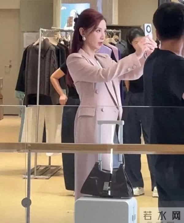 张萌在宁波被偶遇,她打扮知性,身材高挑,腰肢纤细,瓜子脸 真美