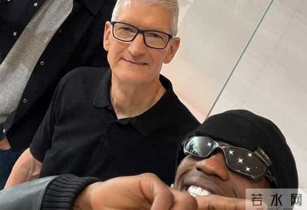 苹果 CEO 又穿球鞋!这次是「闪电倒钩」!