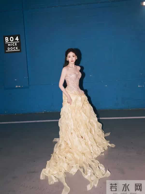 祝绪丹｜鎏金黄裙美出圈！抹胸碎钻裙尽显优雅氛围感