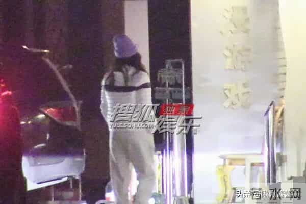 章子怡成孩子王,带儿子女儿先吃烤肉又打游戏,不理金鸡奖纷争