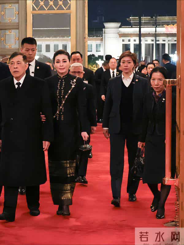 苏提达晚宴造型好美，黑金配色礼服雍容华贵，遗憾未佩戴王冠