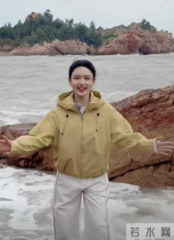 龙洋海边录节目:浅黄冲锋衣配简约盘发,气质明媚自带松弛感