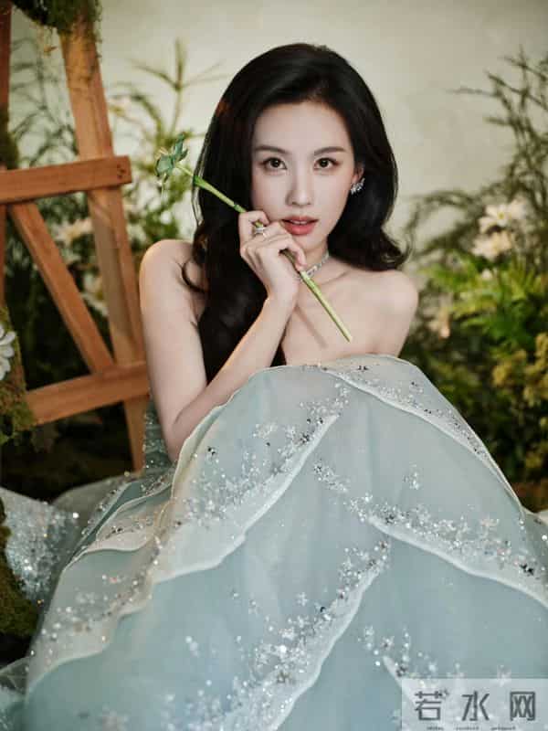 陈都灵性感抹胸裙写真，这也太美了