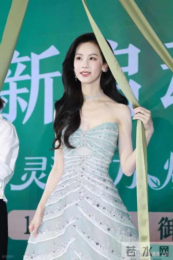 陈都灵出席活动,身穿抹胸礼服裙优雅清纯