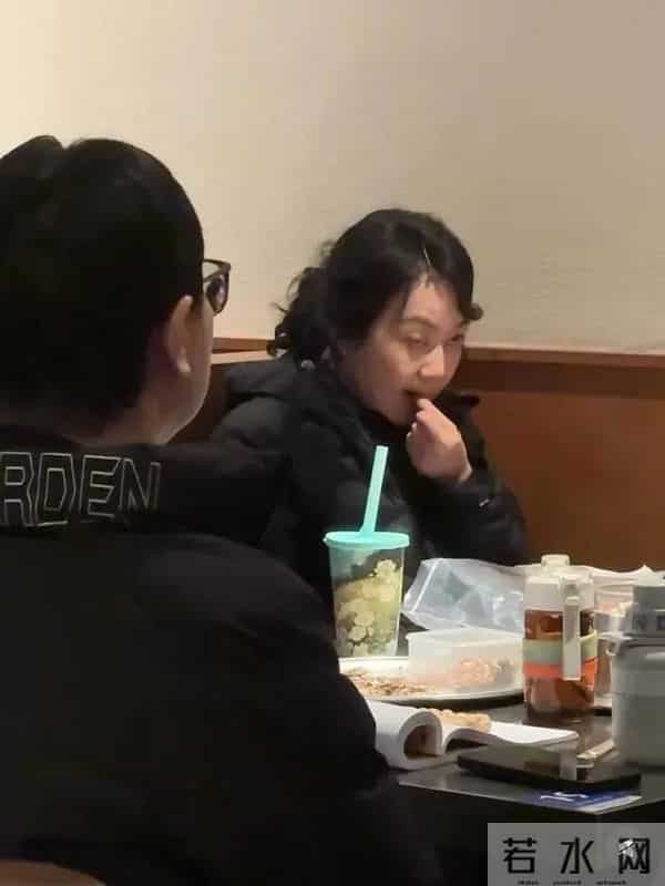 54岁闫妮沈阳吃火锅被偶遇,素颜很接地气,不化妆多了份亲切感!