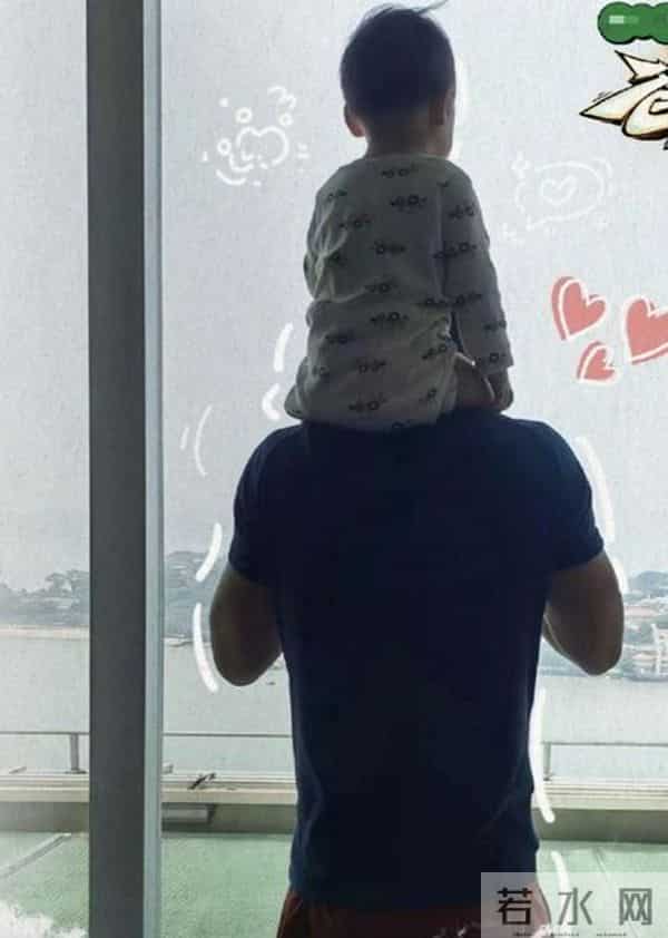 魏晨一家三口合体,妻子抱着儿子看他演唱会,小橙子个头长得真高